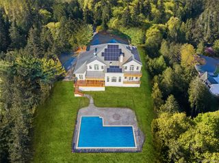 28 Old Neck Road S, Center Moriches, NY 11934