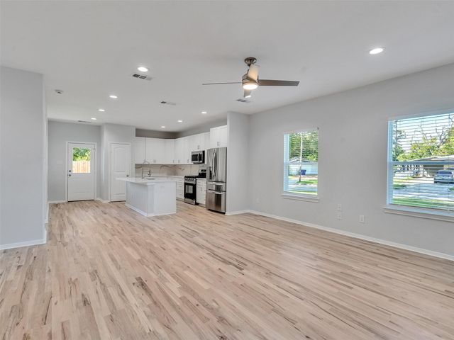 1327 5th Avenue N, Texas City, TX 77590