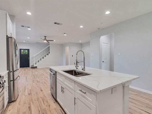 1327 5th Avenue N, Texas City, TX 77590