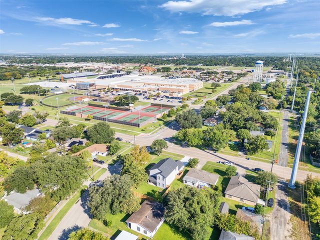 1327 5th Avenue N, Texas City, TX 77590