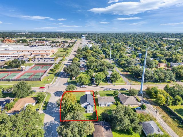1327 5th Avenue N, Texas City, TX 77590
