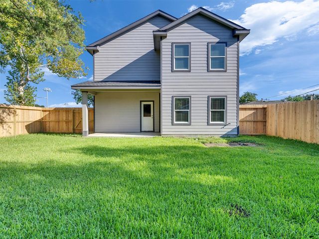 1327 5th Avenue N, Texas City, TX 77590