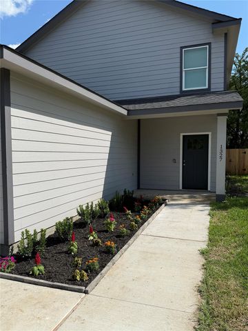 1327 5th Avenue N, Texas City, TX 77590