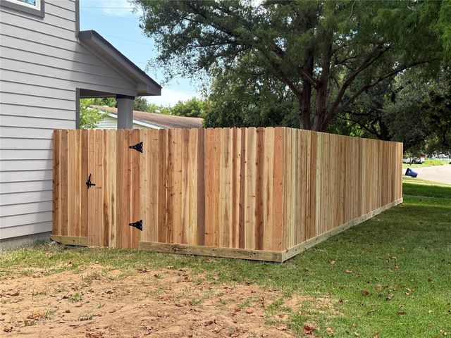 1327 5th Avenue N, Texas City, TX 77590