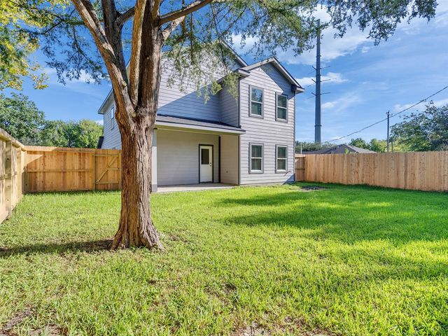 1327 5th Avenue N, Texas City, TX 77590