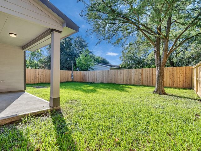 1327 5th Avenue N, Texas City, TX 77590