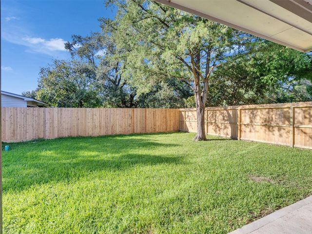 1327 5th Avenue N, Texas City, TX 77590