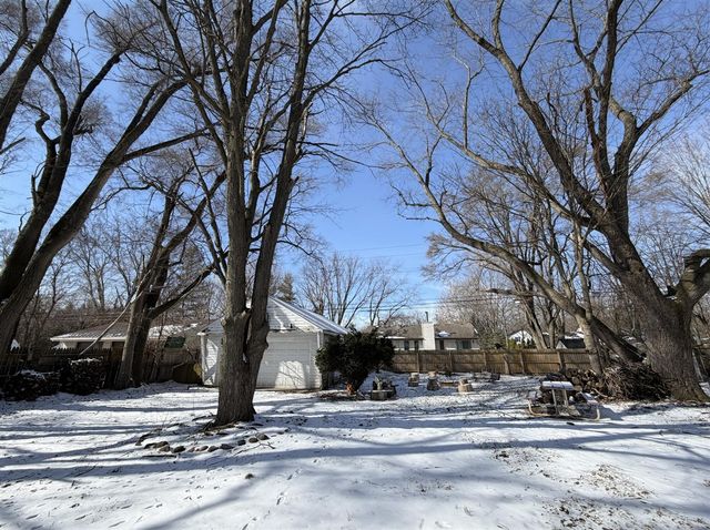 2420 Emmons Avenue, Rochester Hills, MI 48307