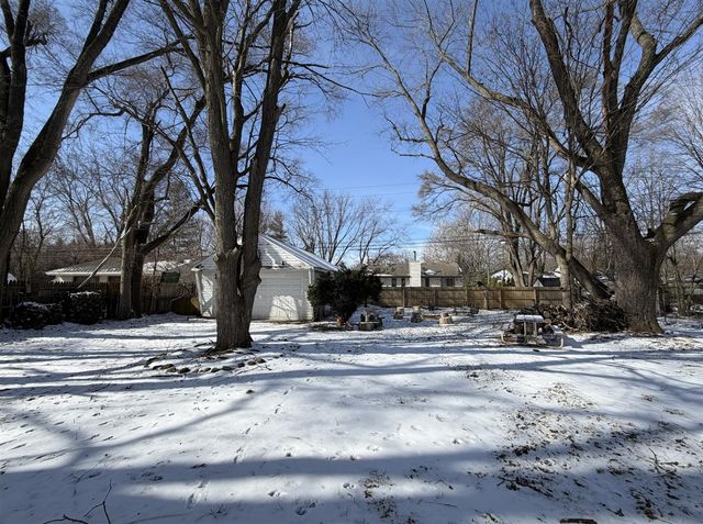 2420 Emmons Avenue, Rochester Hills, MI 48307