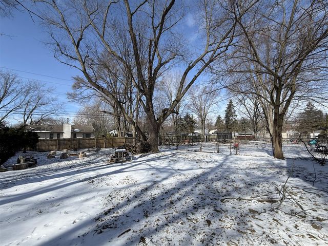 2420 Emmons Avenue, Rochester Hills, MI 48307