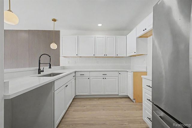 9025 Newport Way, Livonia, MI 48150