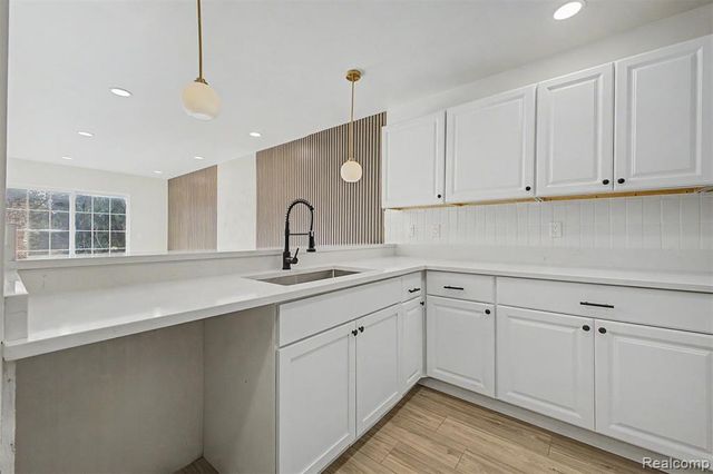 9025 Newport Way, Livonia, MI 48150