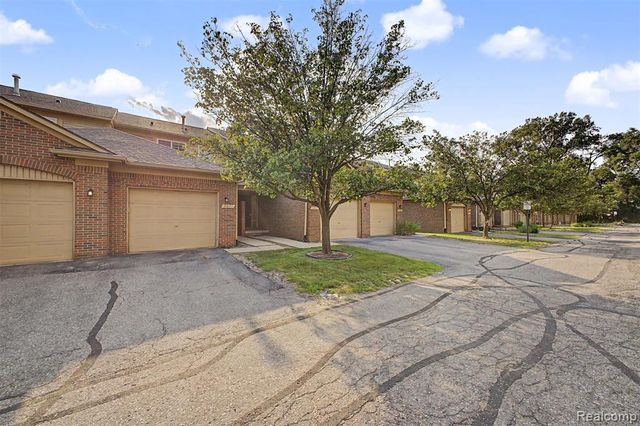 9025 Newport Way, Livonia, MI 48150