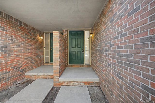 9025 Newport Way, Livonia, MI 48150