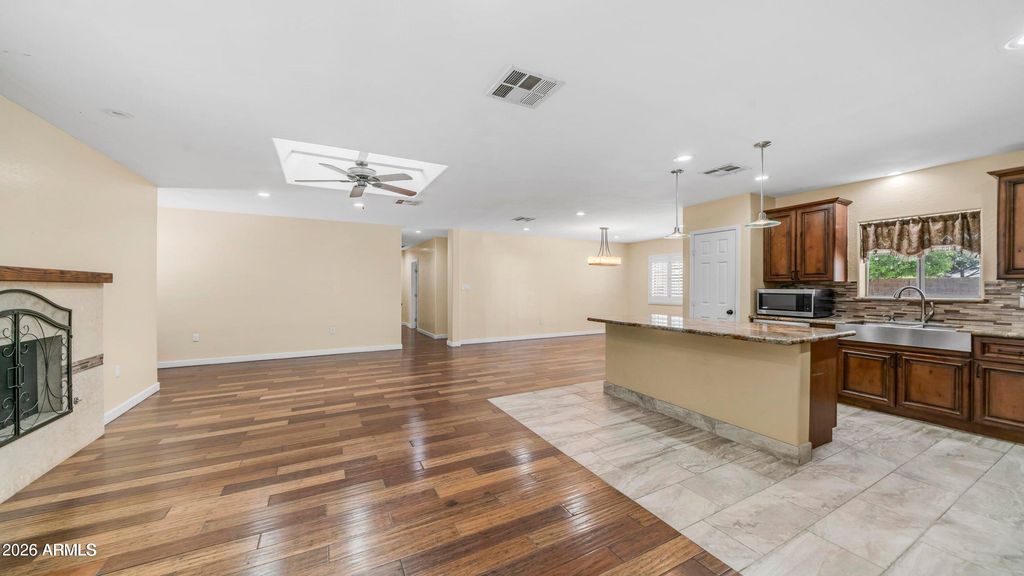 Image 11 of property listing at 1001 W NORTHERN Avenue, Phoenix, AZ 85021