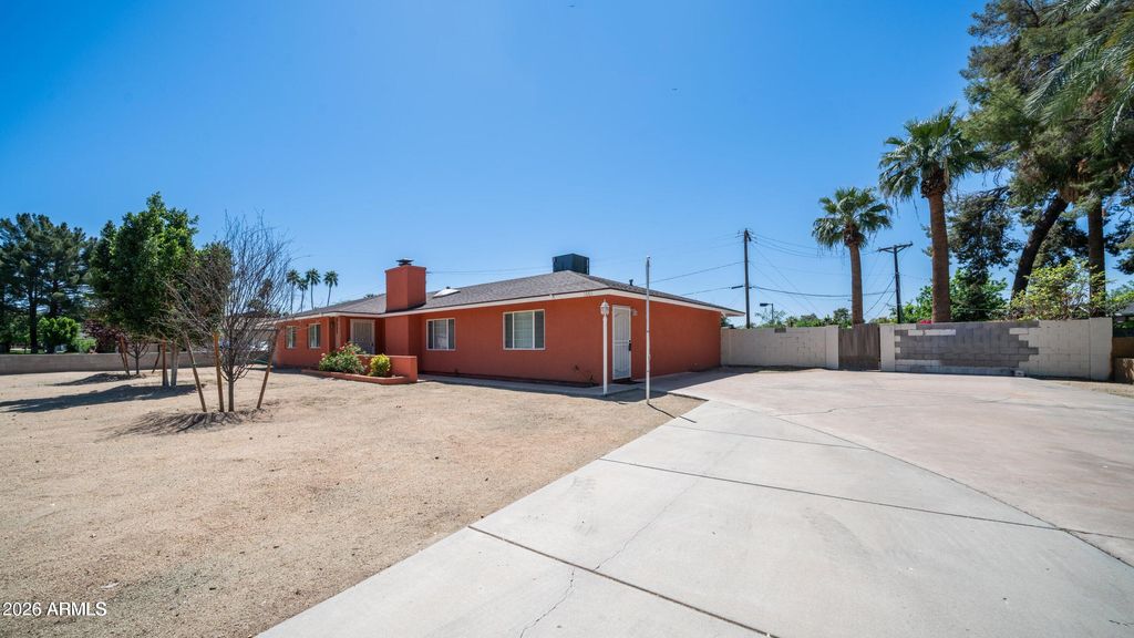 Image 3 of property listing at 1001 W NORTHERN Avenue, Phoenix, AZ 85021