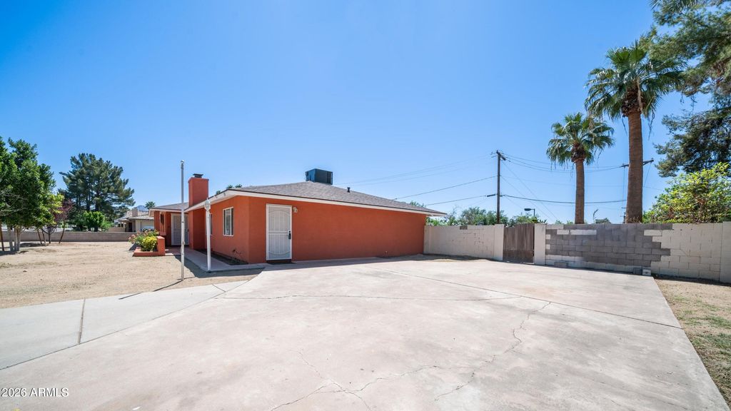 Image 4 of property listing at 1001 W NORTHERN Avenue, Phoenix, AZ 85021