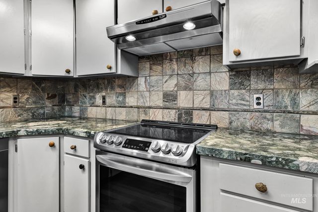 457 E Beacon Light Rd, Eagle, ID 83616