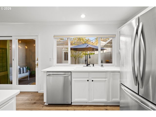 1466 BONNIEBRAE Dr, Lake Oswego, OR 97034