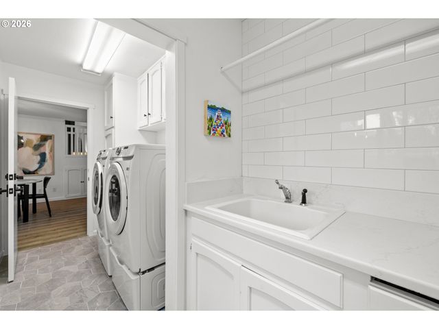 1466 BONNIEBRAE Dr, Lake Oswego, OR 97034