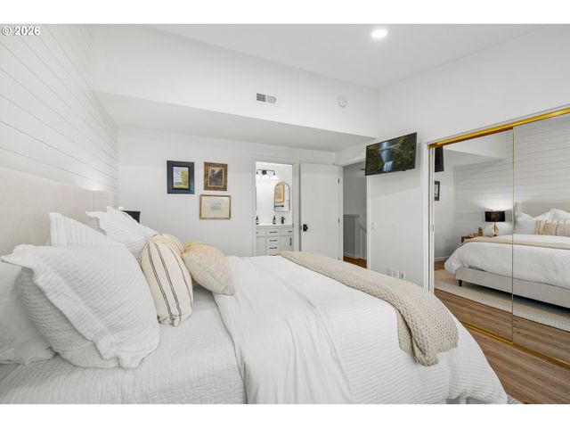 1466 BONNIEBRAE Dr, Lake Oswego, OR 97034