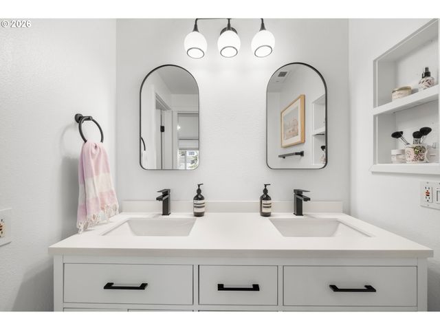 1466 BONNIEBRAE Dr, Lake Oswego, OR 97034