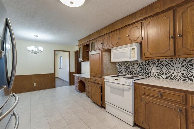 2912 N Santa Fe Avenue, Moore, OK 73160