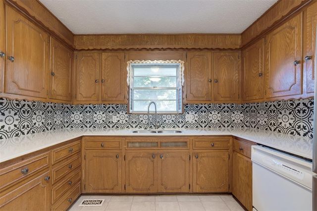 2912 N Santa Fe Avenue, Moore, OK 73160