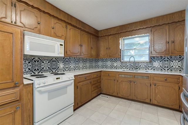 2912 N Santa Fe Avenue, Moore, OK 73160