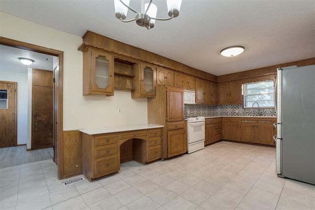 2912 N Santa Fe Avenue, Moore, OK 73160