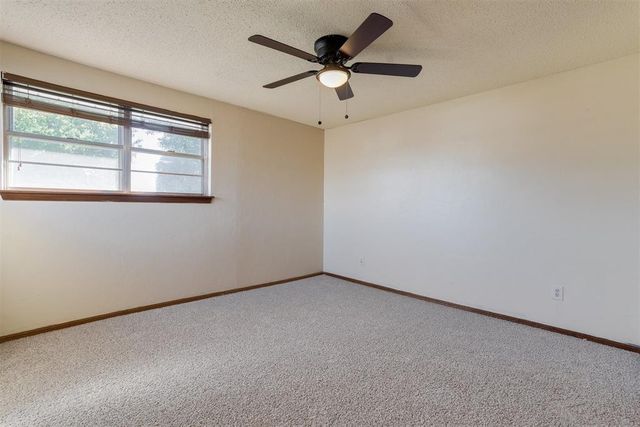 2912 N Santa Fe Avenue, Moore, OK 73160