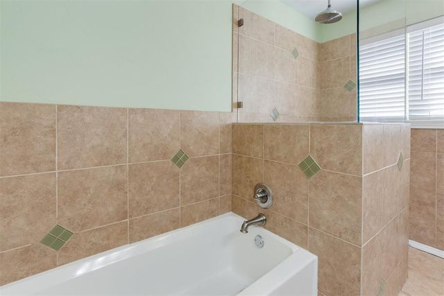 2912 N Santa Fe Avenue, Moore, OK 73160