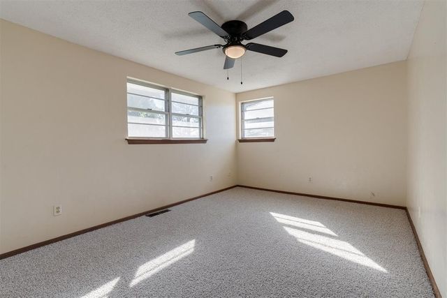 2912 N Santa Fe Avenue, Moore, OK 73160