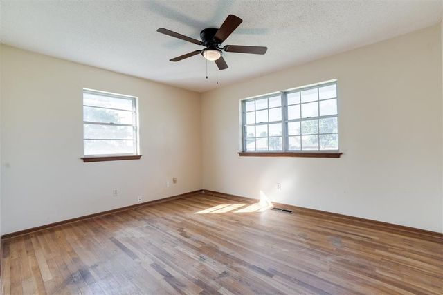 2912 N Santa Fe Avenue, Moore, OK 73160