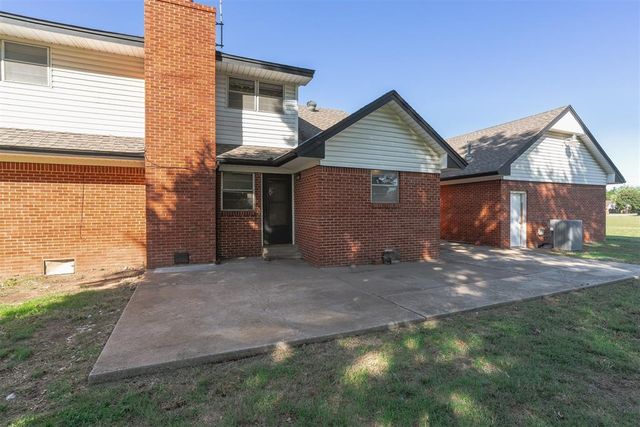 2912 N Santa Fe Avenue, Moore, OK 73160