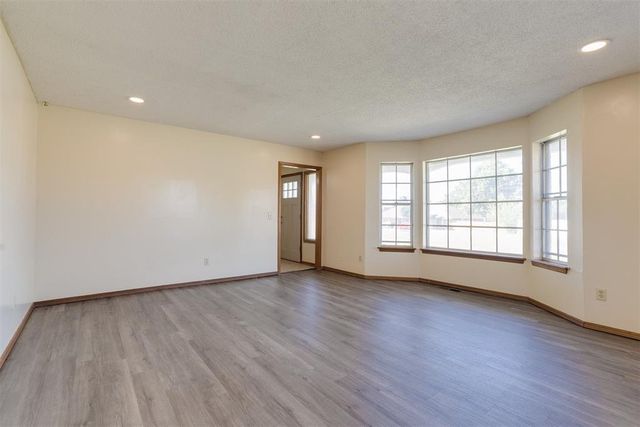 2912 N Santa Fe Avenue, Moore, OK 73160
