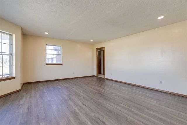 2912 N Santa Fe Avenue, Moore, OK 73160