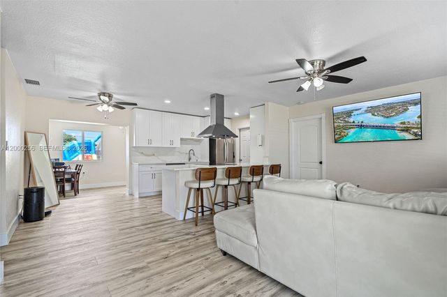 2485 NW 84th Way, Sunrise, FL 33322