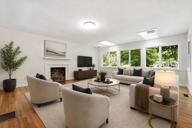 31 Colonial Court, Amherst, MA 01002