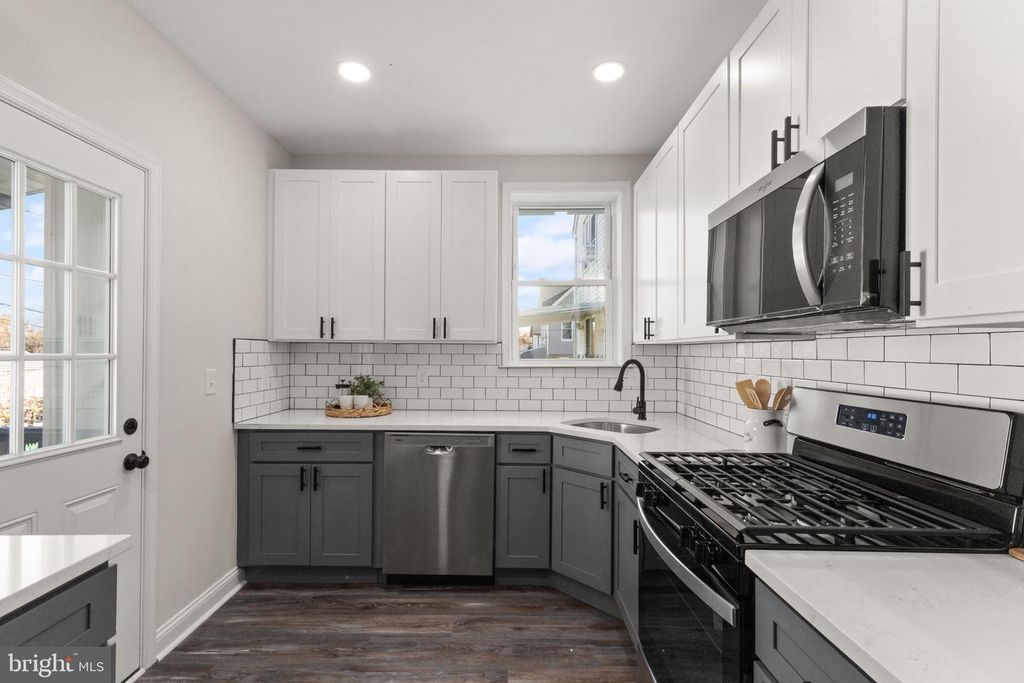 Image 12 of property listing at 822 E 41ST ST, Baltimore, MD 21218