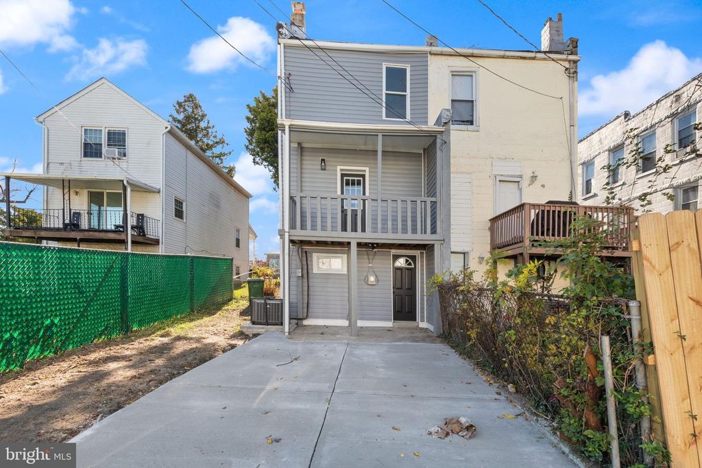 Image 2 of property listing at 822 E 41ST ST, Baltimore, MD 21218