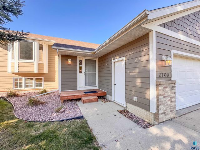 2709 S Chapelwood Ave Avenue, Sioux Falls, SD 57110