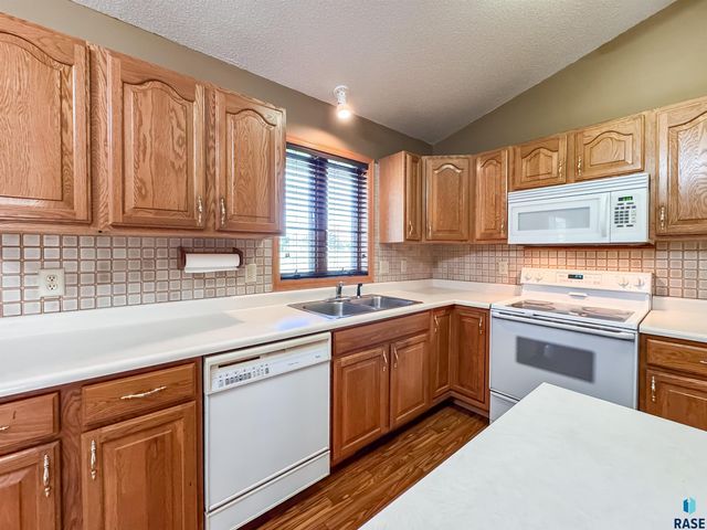 2709 S Chapelwood Ave Avenue, Sioux Falls, SD 57110