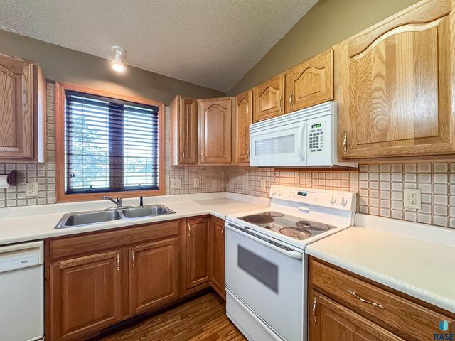 2709 S Chapelwood Ave Avenue, Sioux Falls, SD 57110