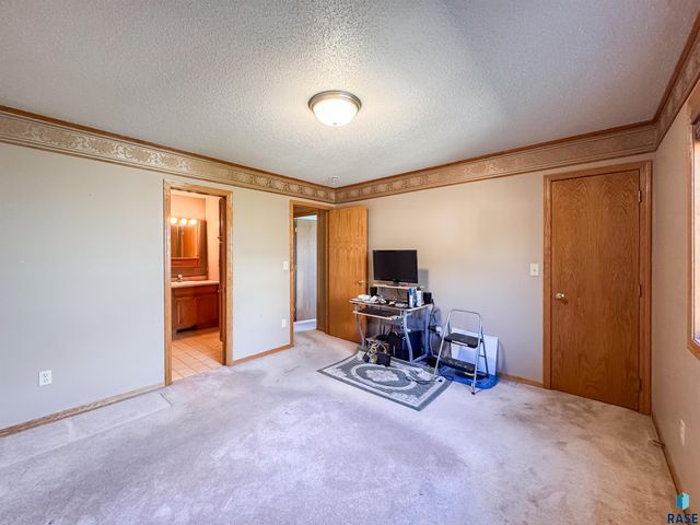 2709 S Chapelwood Ave Avenue, Sioux Falls, SD 57110