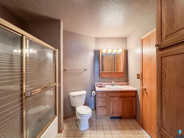 2709 S Chapelwood Ave Avenue, Sioux Falls, SD 57110