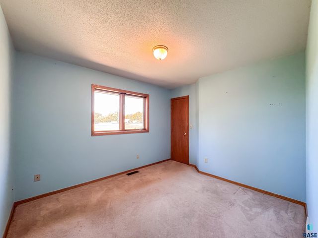 2709 S Chapelwood Ave Avenue, Sioux Falls, SD 57110