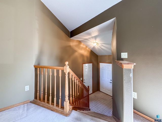 2709 S Chapelwood Ave Avenue, Sioux Falls, SD 57110