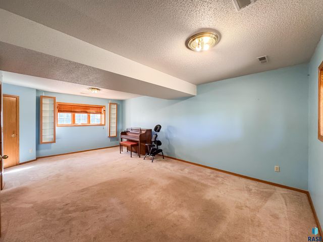 2709 S Chapelwood Ave Avenue, Sioux Falls, SD 57110