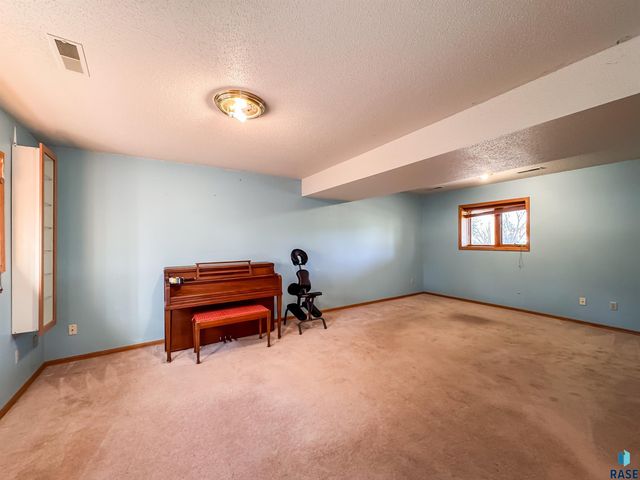 2709 S Chapelwood Ave Avenue, Sioux Falls, SD 57110